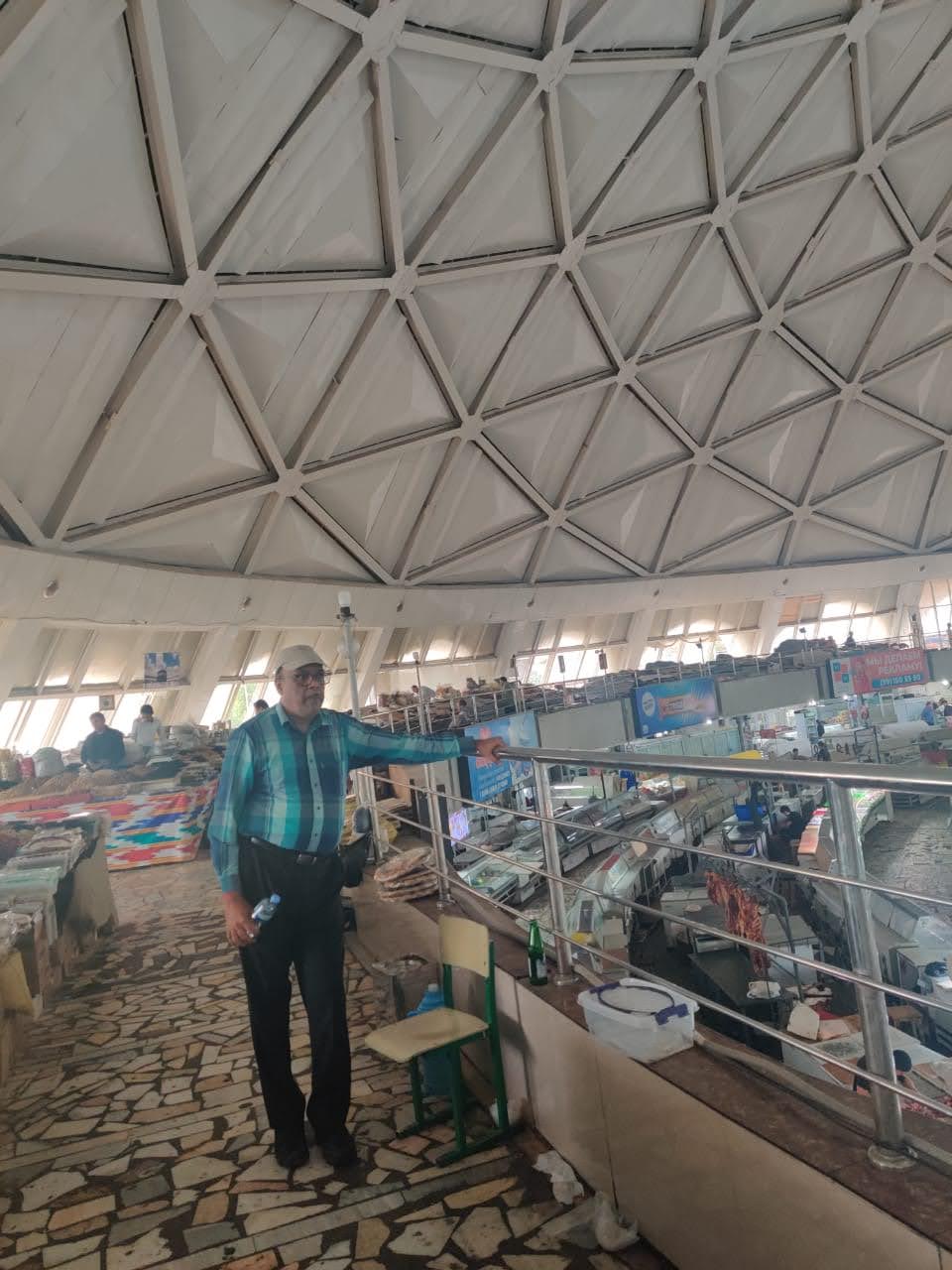 Market vendors selling bread and nuts at Chorsu Bazaar