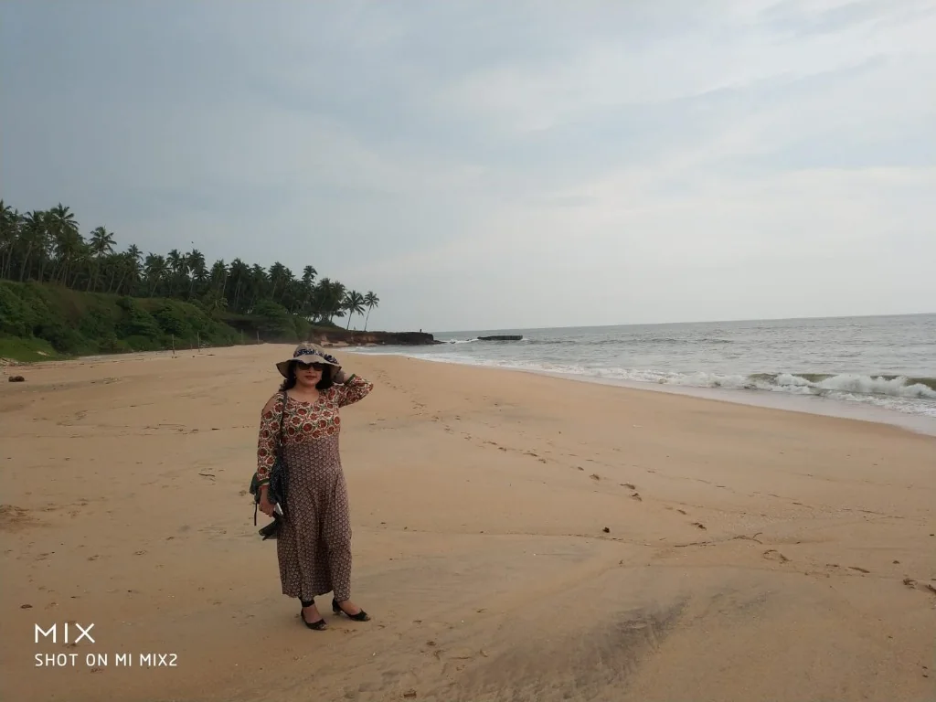 Quiet golden sand shore of Thottada Beach in Kannur